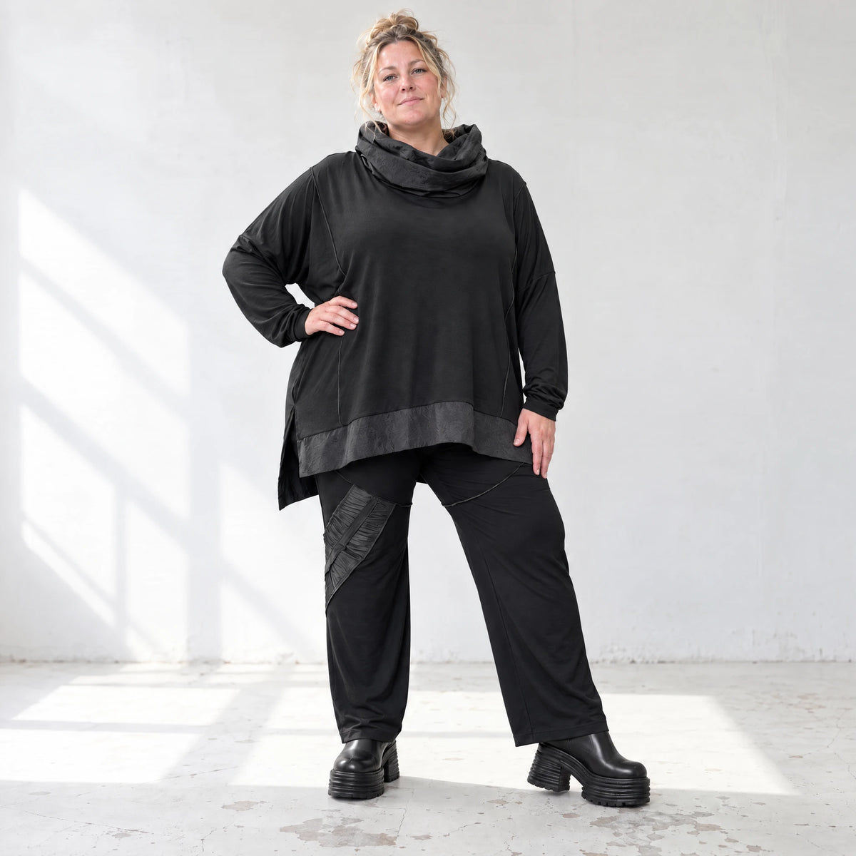 Winterhose aus Stretchjersey mit geradem Bein elastischem Bund und Overlocknahtdetail