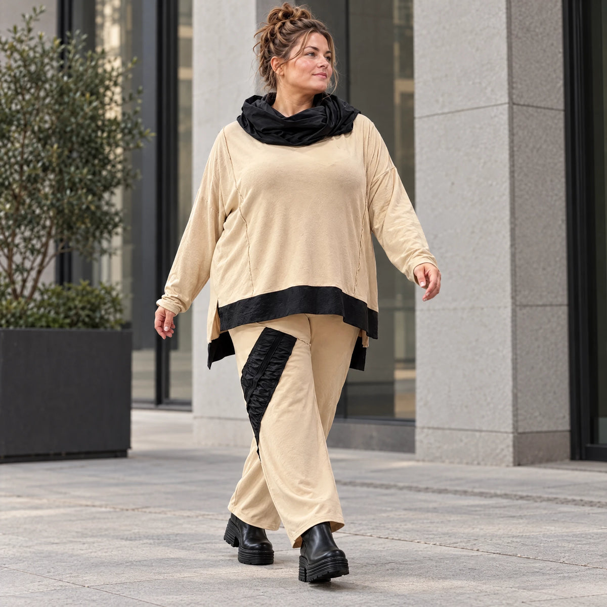 Rollkragenshirt aus Viskosejersey mit Taftdetail asymmetrisch vorne kurz hinten lang