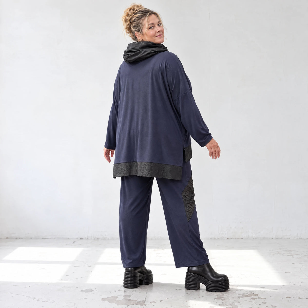 Rollkragenshirt aus Viskosejersey mit Elasthan und Seitenschlitzen hinten länger