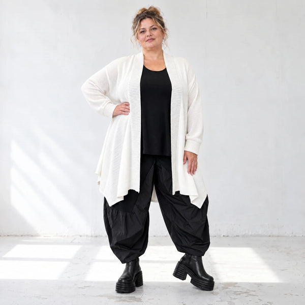 Creme Strickcardigan aus Baumwolle mit Stehkragen Taschen und A-Linie in Glockenform