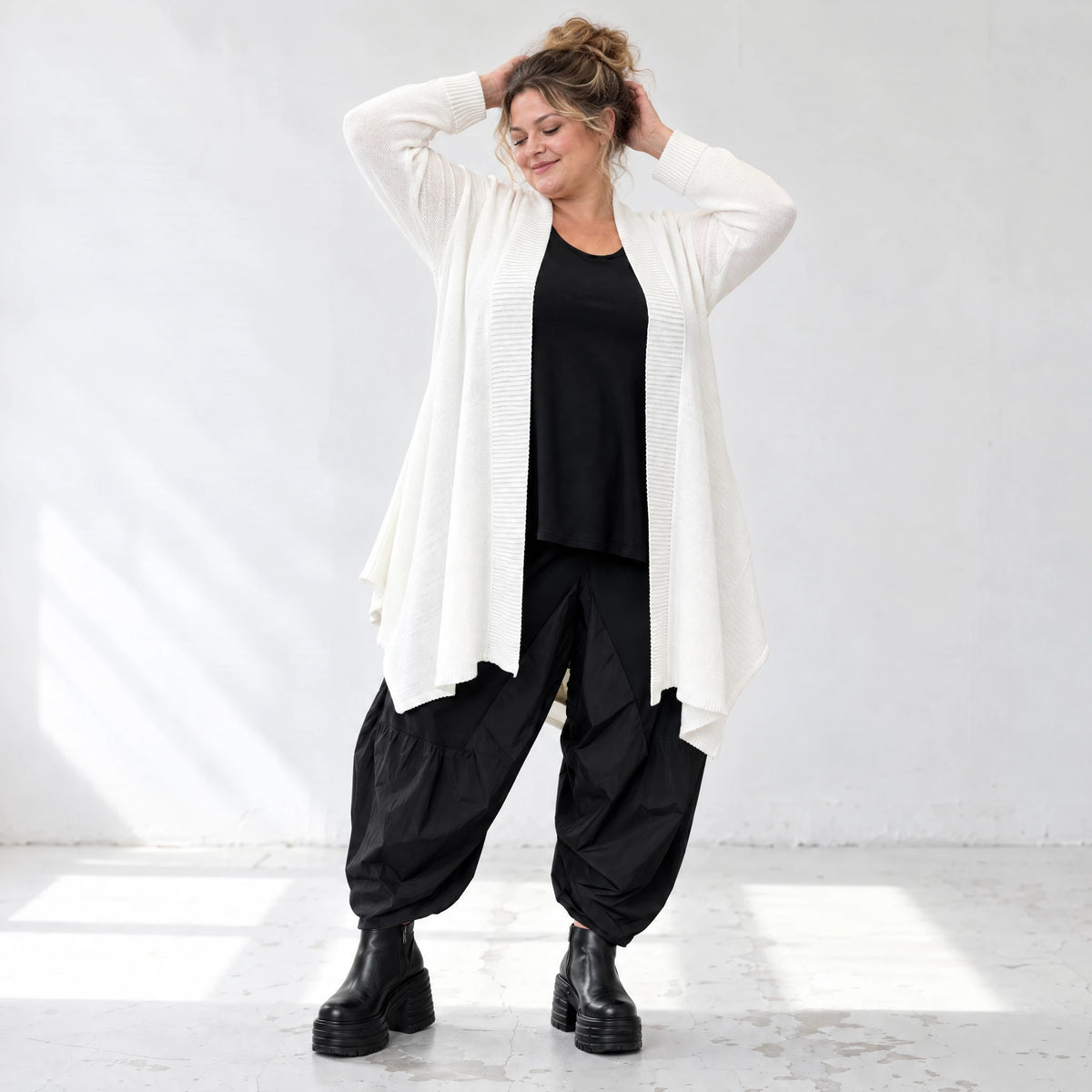 Creme Strickcardigan aus Baumwolle mit Stehkragen Taschen und A-Linie in Glockenform
