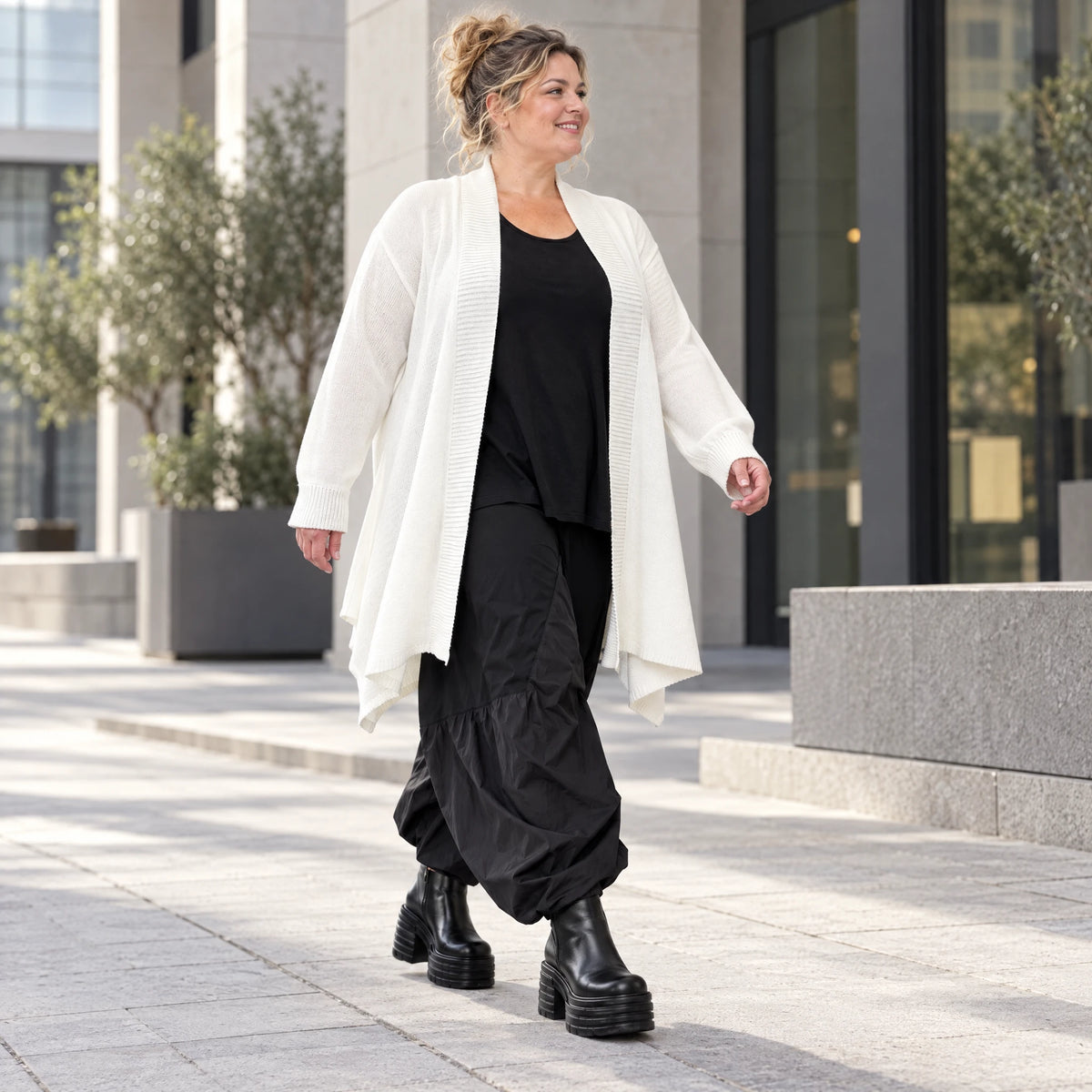 Creme Strickcardigan aus Baumwolle mit Stehkragen Taschen und A-Linie in Glockenform