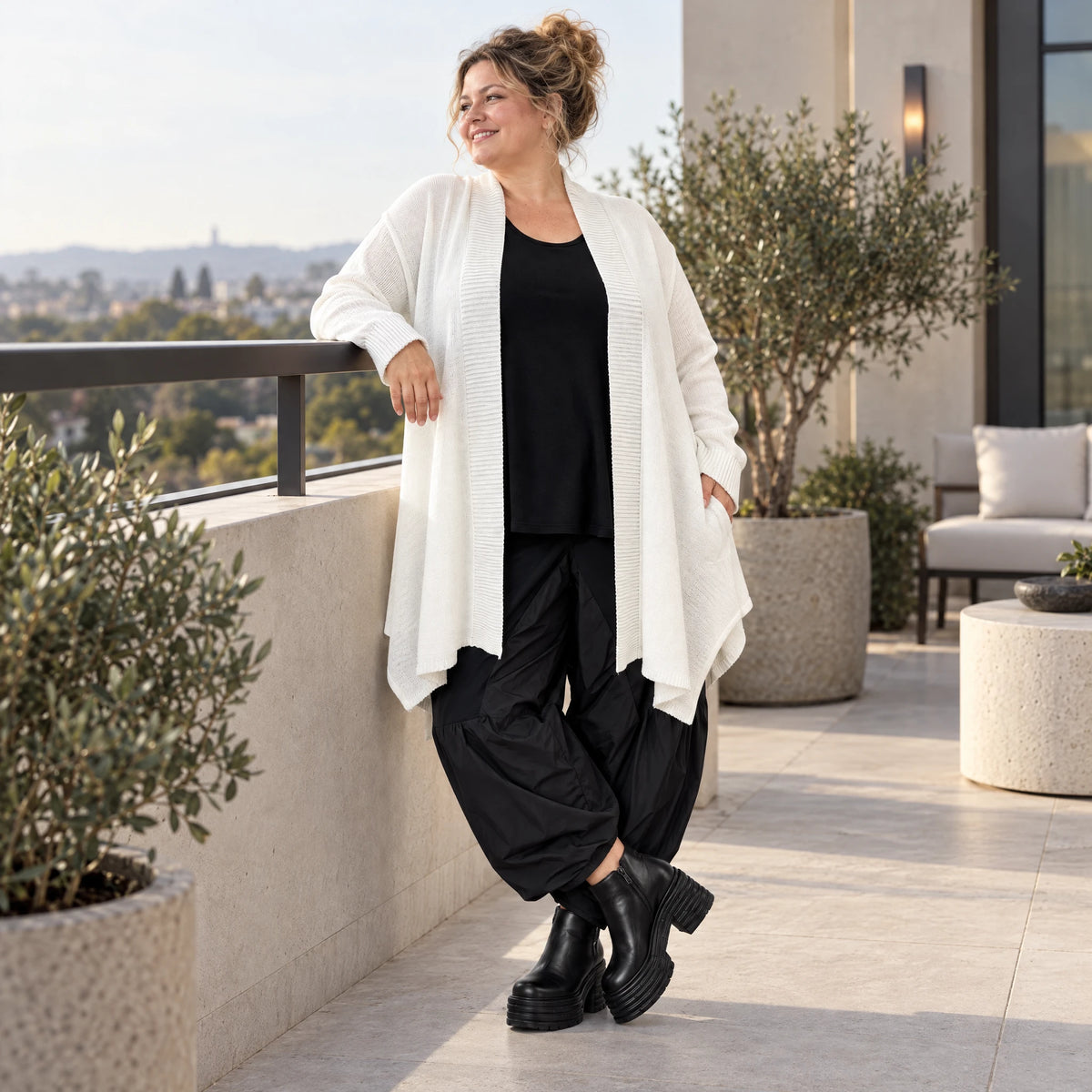 Creme Strickcardigan aus Baumwolle mit Stehkragen Taschen und A-Linie in Glockenform