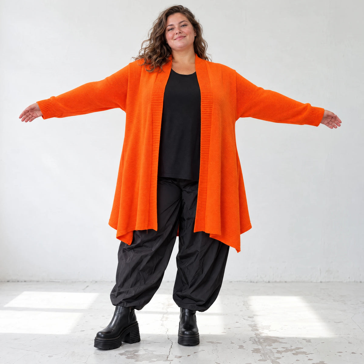 Oranger Baumwollcardigan in A-Linie mit leichter Glockenform aus weichem Feinstrick