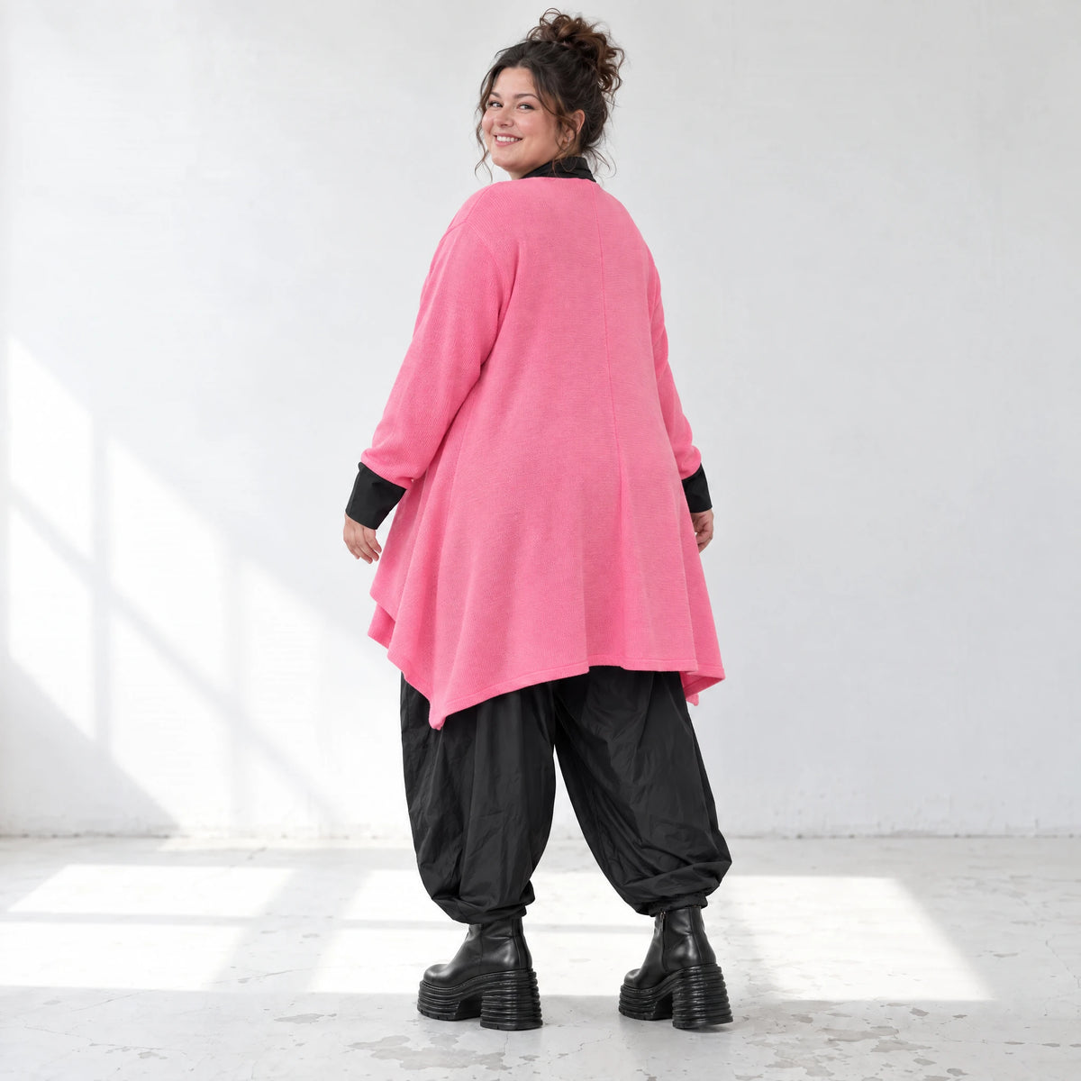 Zartpinker Strickcardigan in A-Linie mit Stehkragen langen Ärmeln und Seitennahttaschen