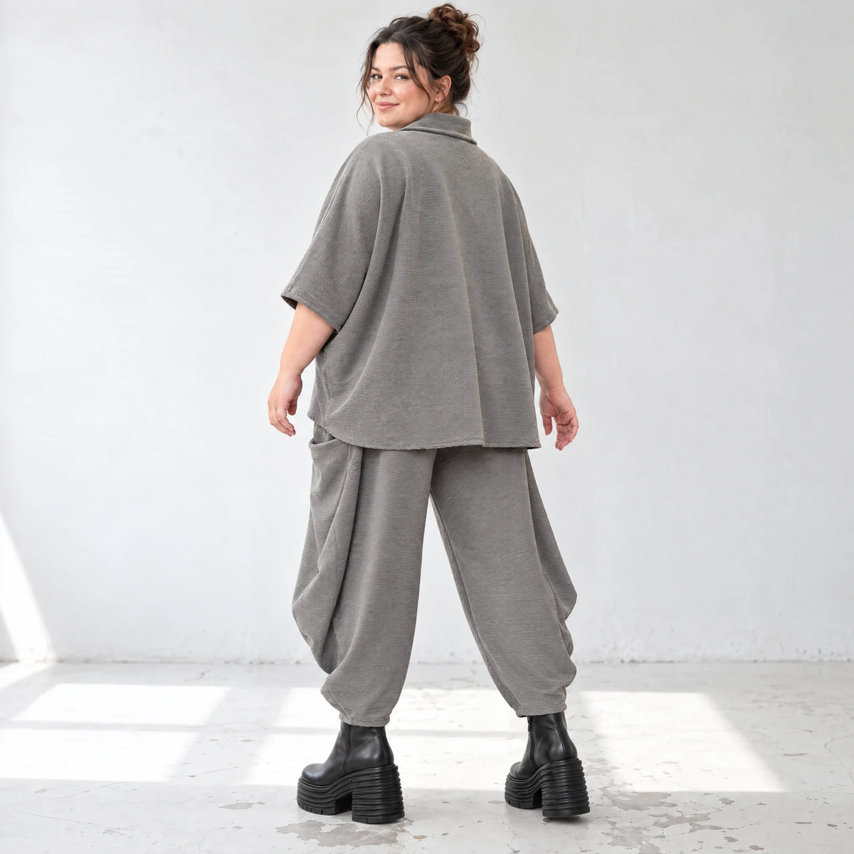 Hemdbluse in Dunkelgrau aus Ribbstoff mit Stretch und Hemdkragen im gerundeten Schnitt