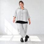 Graue Bluse aus weichem Ribbstoff mit Hemdkragen und gerundetem Saum für kalte Wintertage