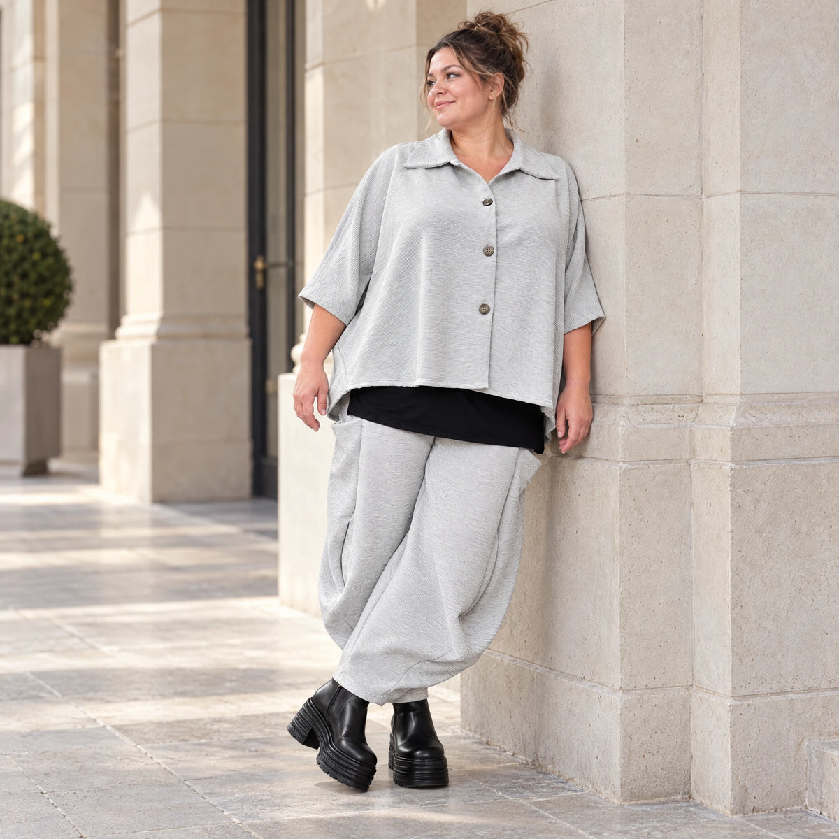 Graue Bluse aus weichem Ribbstoff mit Hemdkragen und gerundetem Saum für kalte Wintertage