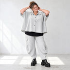 Graue Ballonhose aus weichem Rippmaterial mit elastischem Bund und aufgesetzten Taschen