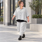 Graue Ballonhose aus weichem Rippmaterial mit elastischem Bund und aufgesetzten Taschen
