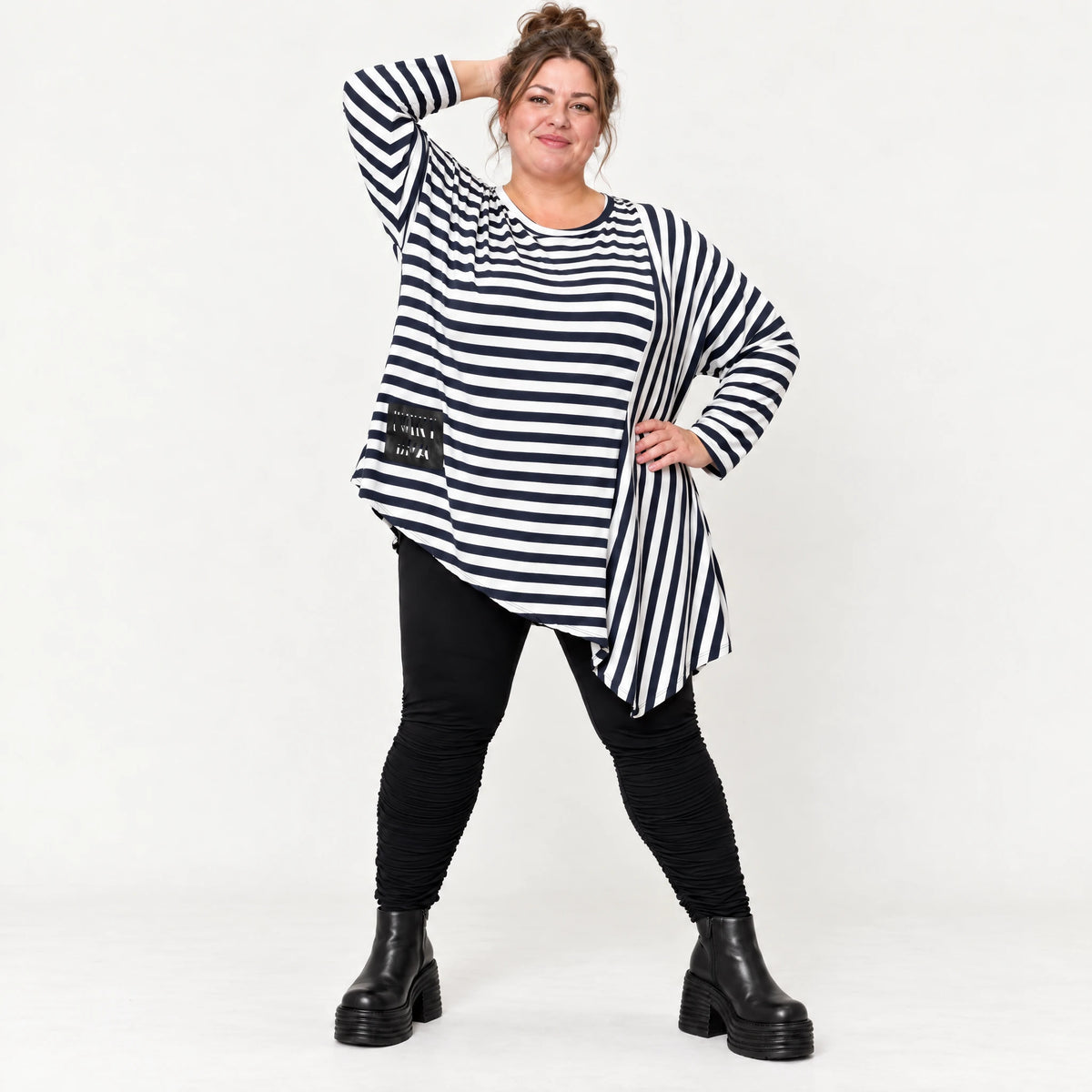 Langarmshirt in Dunkelblau/Weiß aus weichem Stretchjersey mit asymmetrischem Zipfelsaum