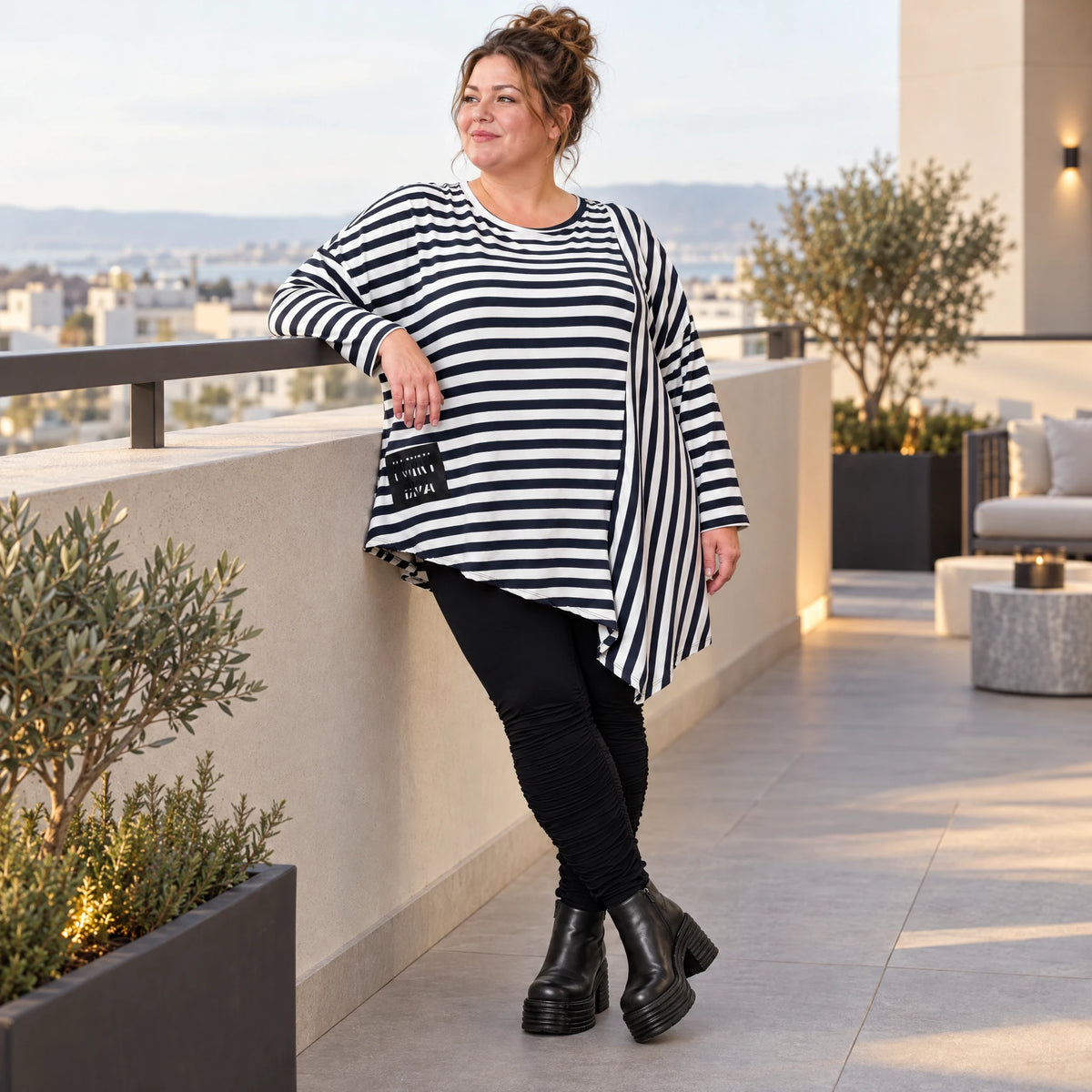 Langarmshirt in Dunkelblau/Weiß aus weichem Stretchjersey mit asymmetrischem Zipfelsaum