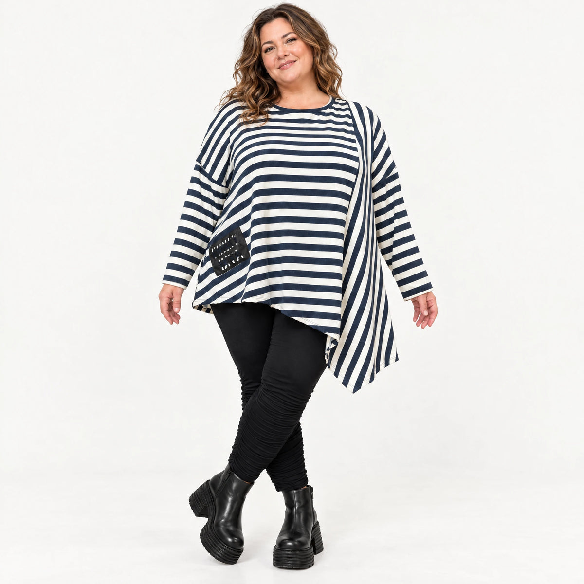 Asymmetrisches Langarmshirt in Creme/Dunkelblau mit Zipfelsaum aus weichem Stretchjersey