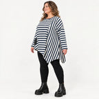 Asymmetrisches Langarmshirt in Creme/Dunkelblau mit Zipfelsaum aus weichem Stretchjersey