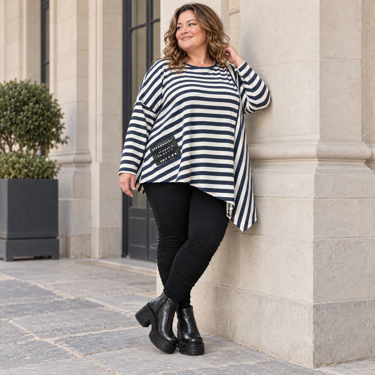 Asymmetrisches Langarmshirt in Creme/Dunkelblau mit Zipfelsaum aus weichem Stretchjersey