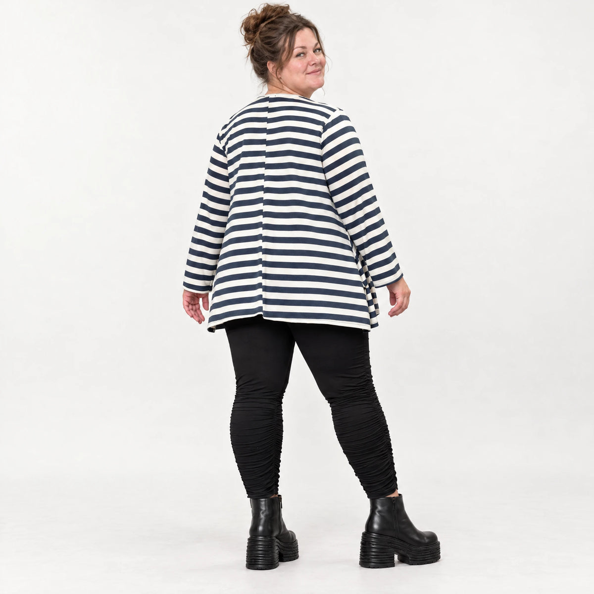 Langarmshirt in Creme/Dunkelblau mit A-Linie aus weichem Stretchjersey und Schlitzen