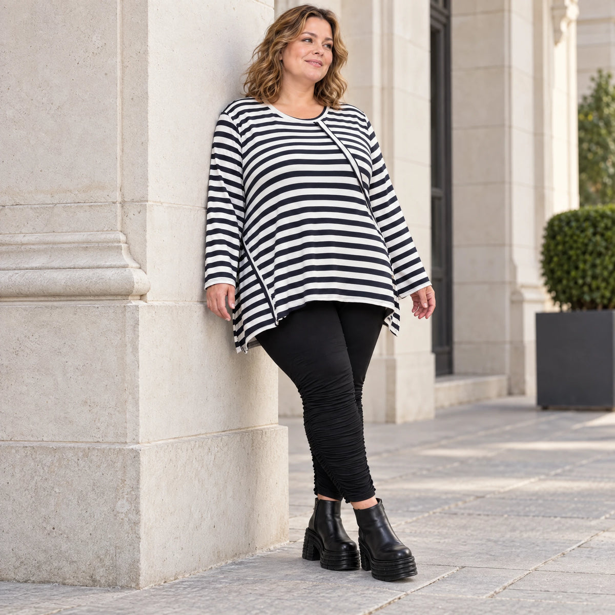 Langarmshirt Dunkelblau/Weiß aus weichem Stretchjersey in A-Linie mit Seitenschlitzen
