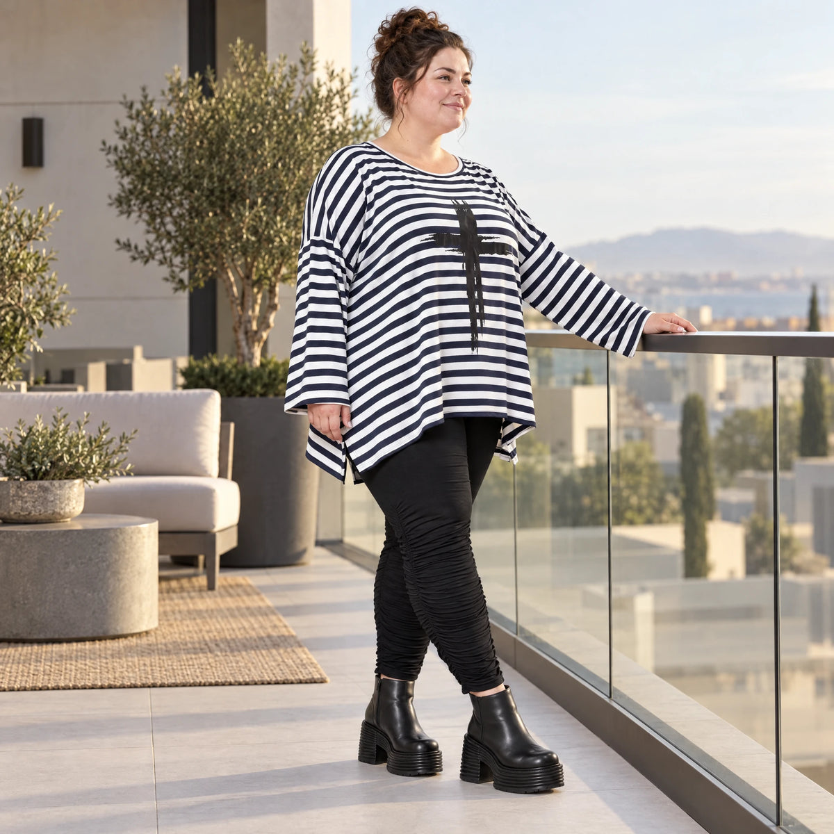 Langarmshirt in Dunkelblau/Weiß aus weichem Stretchjersey in A-Linie mit Seitenschlitzen