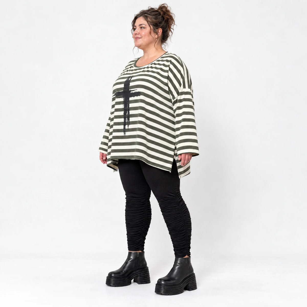 Langarmshirt Creme/Dunkelgrün aus Stretchjersey in lockerer A-Linie mit Seitenschlitzen