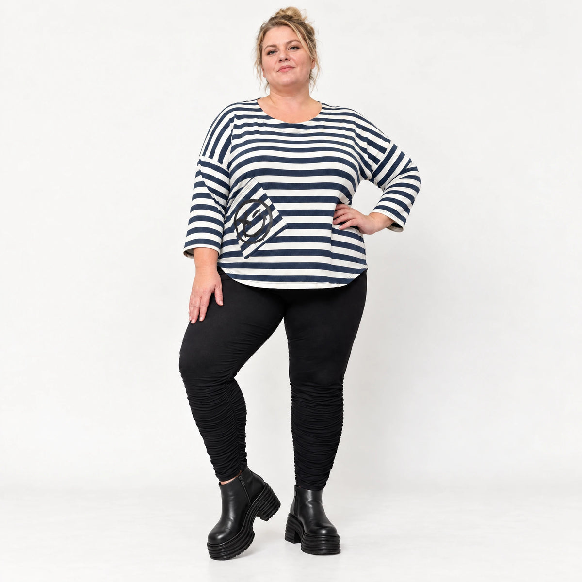 Shirt aus weichem Stretchjersey in Creme/Dunkelblau mit 7/8-Arm und aufgesetzten Taschen