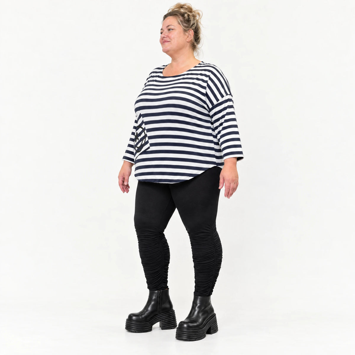 Shirt in Dunkelblau/Weiß aus weichem Stretchjersey mit 7/8-Arm und gerundeter Schnittform