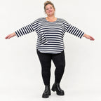 Shirt in Dunkelblau/Weiß aus weichem Stretchjersey mit 7/8-Arm und gerundeter Schnittform
