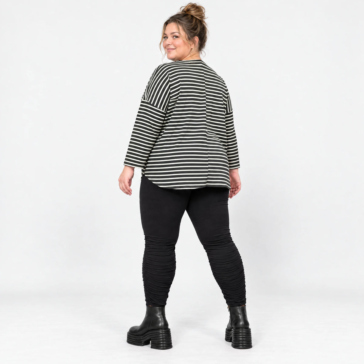 Shirt aus weichem Stretchjersey in Schwarz/Weiß mit 7/8-Arm und gerundetem Schnitt