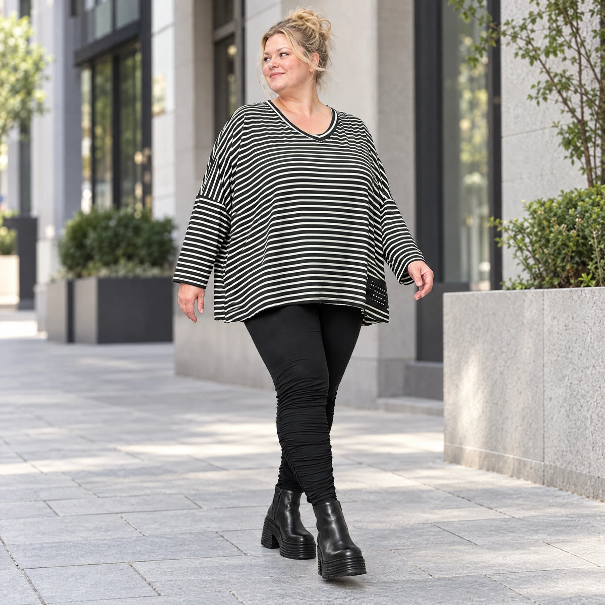 Langarmshirt in Schwarz/Weiß mit kastigem Schnitt und V-Ausschnitt aus Stretchjersey
