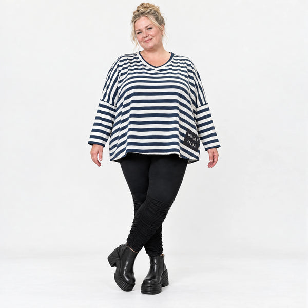 Kastiges Langarmshirt aus weichem Stretchjersey in Creme/Dunkelblau mit V-Ausschnitt