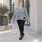 Kastiges Langarmshirt aus weichem Stretchjersey in Creme/Dunkelblau mit V-Ausschnitt