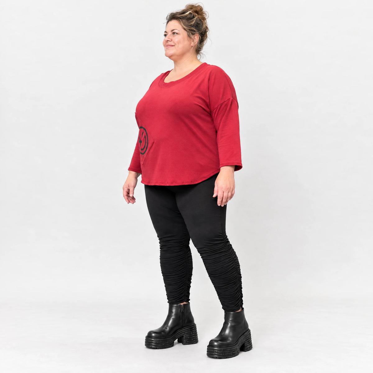 Rotes Shirt aus Stretchjersey mit Rundhalsausschnitt 7/8-Arm und aufgesetzten Taschen