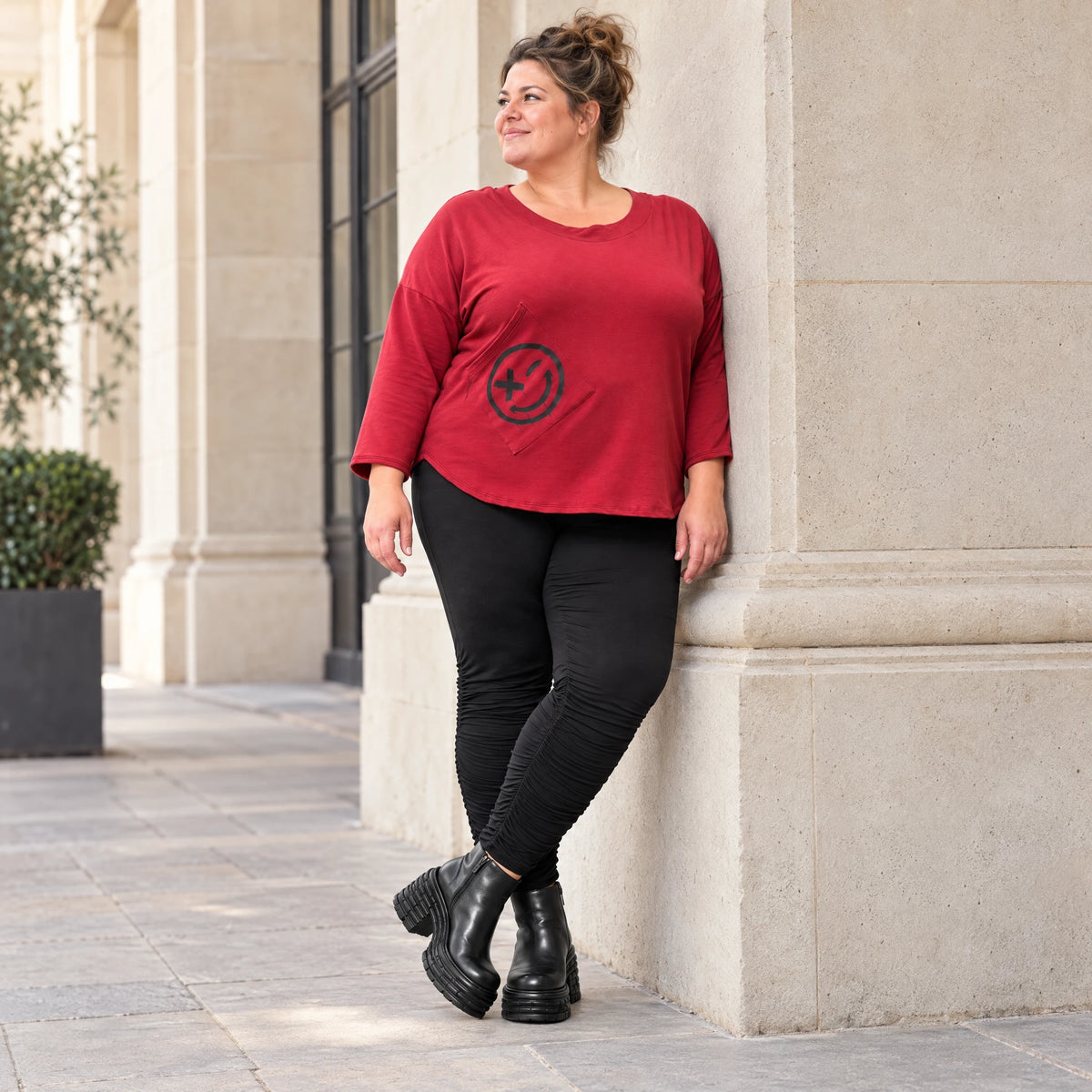 Rotes Shirt aus Stretchjersey mit Rundhalsausschnitt 7/8-Arm und aufgesetzten Taschen