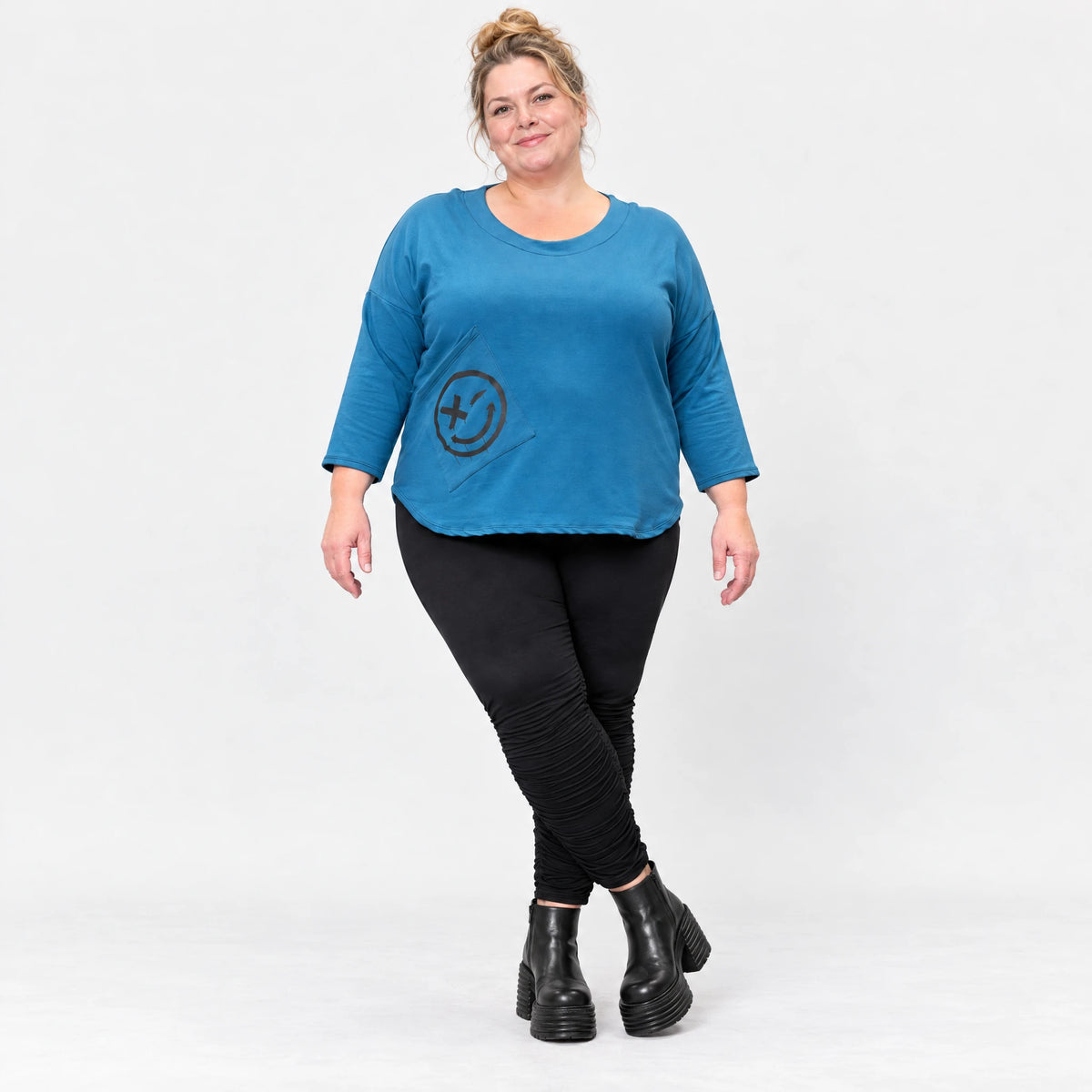 Basic Shirt in Blau aus weichem Stretchjersey mit gerundeter Schnittform und 7/8-Arm