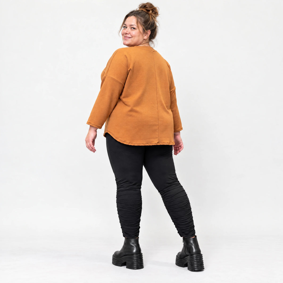 Shirt aus weichem Stretchjersey in Braun mit Rundhalsausschnitt und gerundeter Schnittform