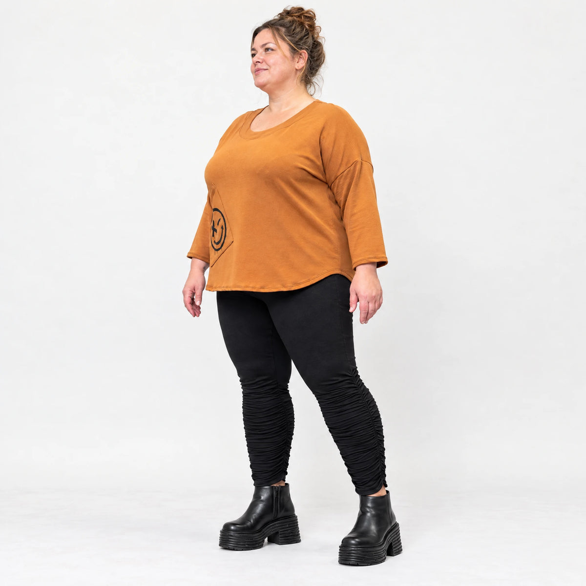 Shirt aus weichem Stretchjersey in Braun mit Rundhalsausschnitt und gerundeter Schnittform