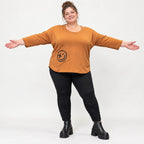 Shirt aus weichem Stretchjersey in Braun mit Rundhalsausschnitt und gerundeter Schnittform