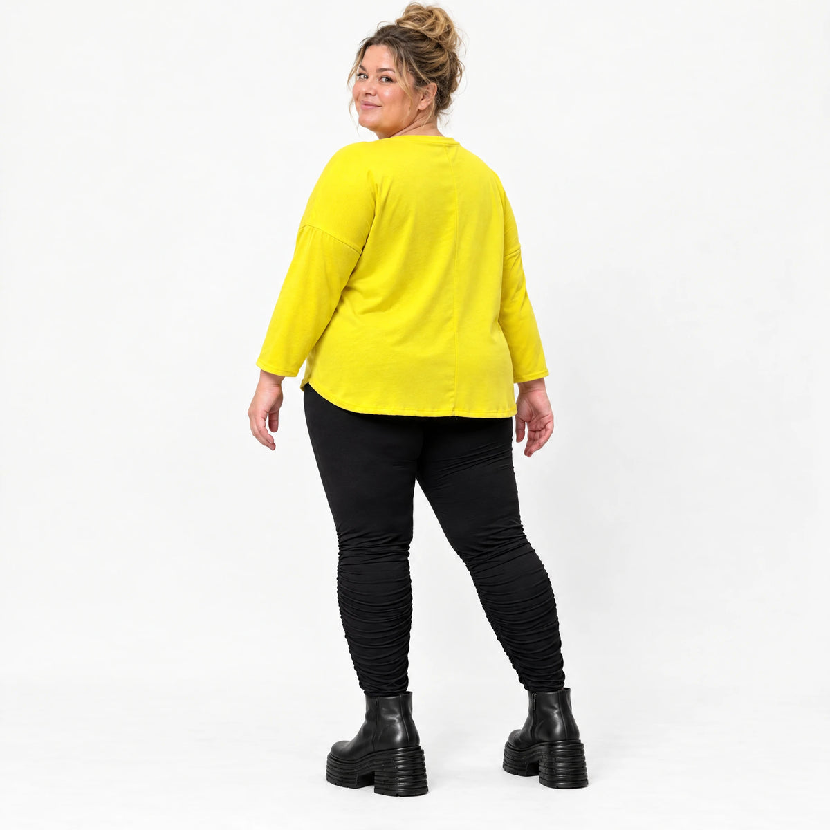 Shirt in leuchtendem Gelb aus weichem Stretchjersey mit Rundhalsausschnitt und 7/8-Arm