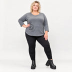 Weiches Shirt in Grau aus Stretchjersey mit gerundetem Schnitt und aufgesetzten Taschen
