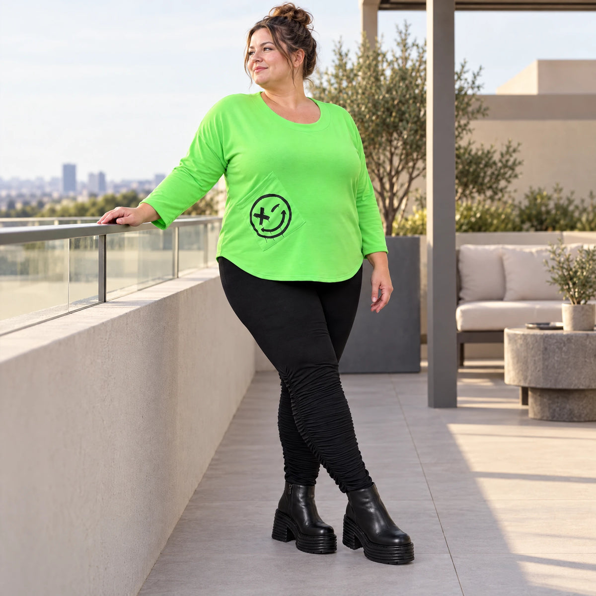 Grünes Shirt aus Stretchjersey mit Rundhalsausschnitt 7/8-Arm und aufgesetzten Taschen