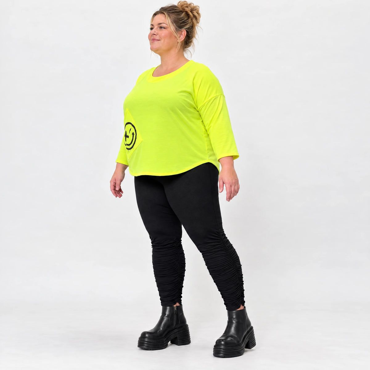 Neongelbes Shirt aus weichem Baumwolljersey mit Rundhalsausschnitt 7/8-Arm und Taschen