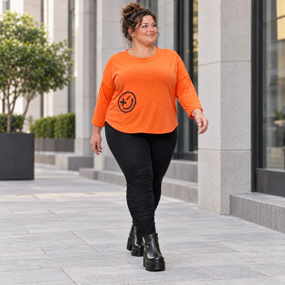 Shirt in Orange mit Rundhalsausschnitt 7/8-Arm und aufgesetzten Taschen aus Stretchjersey