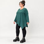 Langarmshirt in Dunkelgrün mit asymmetrischem Zipfelsaum aus feinem weichem Stretchjersey