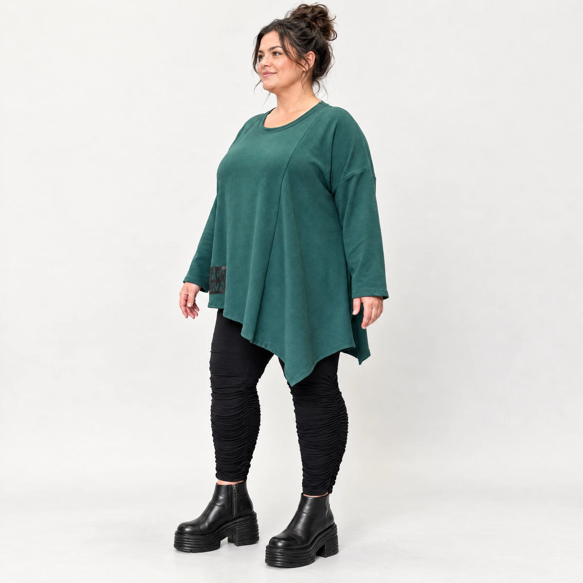 Langarmshirt in Dunkelgrün mit asymmetrischem Zipfelsaum aus feinem weichem Stretchjersey