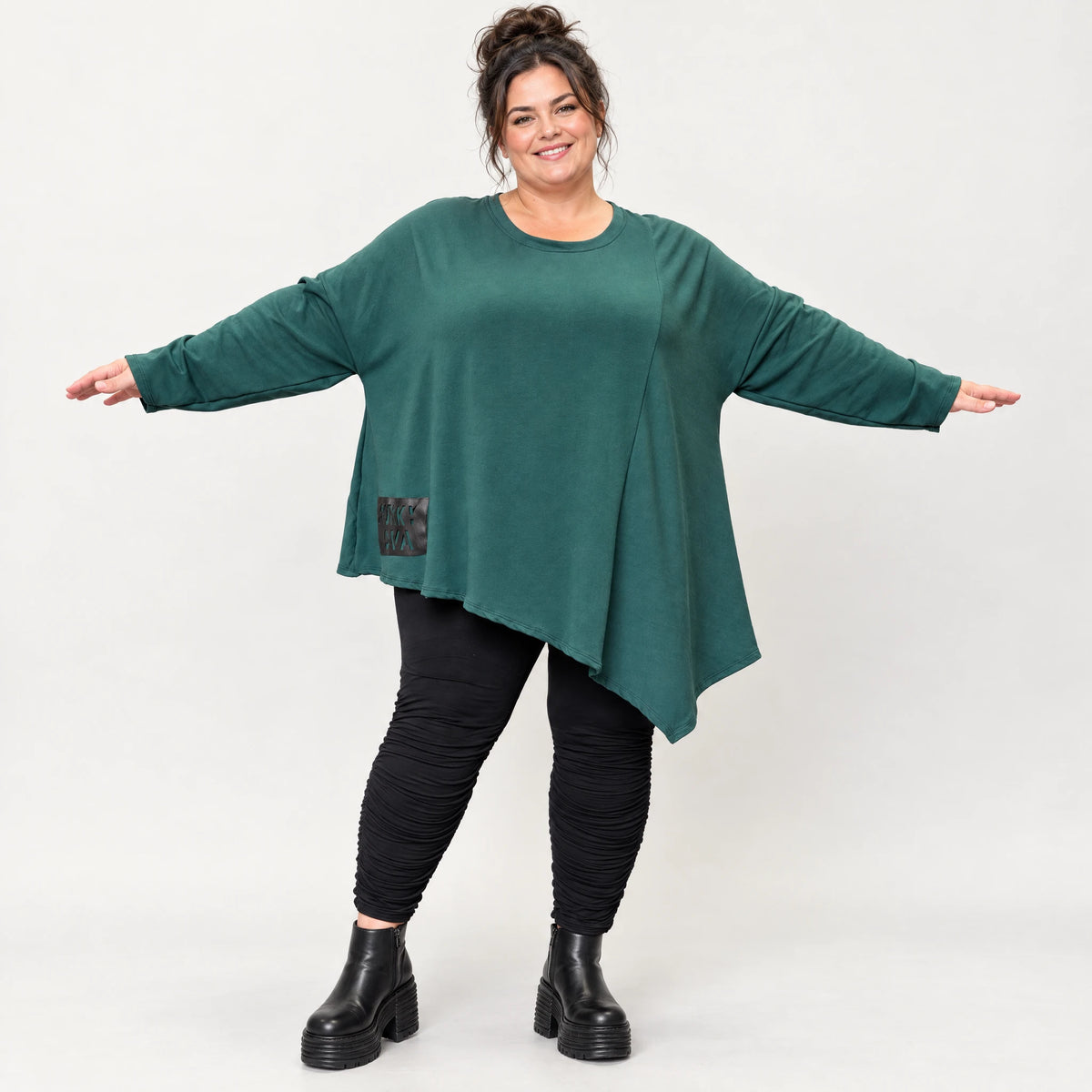 Langarmshirt in Dunkelgrün mit asymmetrischem Zipfelsaum aus feinem weichem Stretchjersey