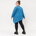 Blaues Langarmshirt mit asymmetrischem Zipfelsaum aus weichem Stretchjersey Made in Italy