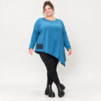 Blaues Langarmshirt mit asymmetrischem Zipfelsaum aus weichem Stretchjersey Made in Italy