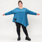 Blaues Langarmshirt mit asymmetrischem Zipfelsaum aus weichem Stretchjersey Made in Italy
