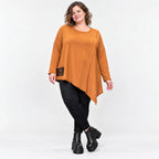 Langarmshirt in warmem Braun mit asymmetrischem Zipfelsaum aus feinem Stretchjersey