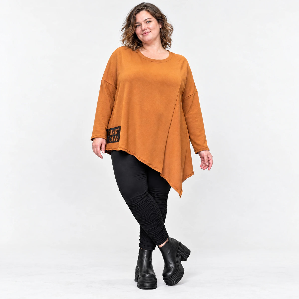 Langarmshirt in warmem Braun mit asymmetrischem Zipfelsaum aus feinem Stretchjersey