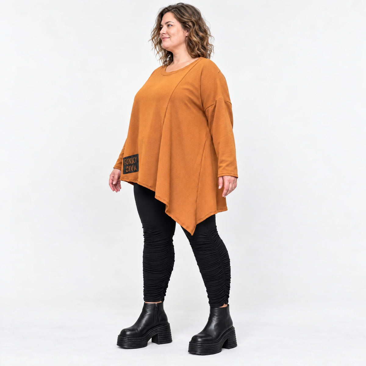 Langarmshirt in warmem Braun mit asymmetrischem Zipfelsaum aus feinem Stretchjersey